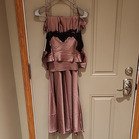 Elegant Mauve Strapless Dress with Black Lace - Picture 3 of 5